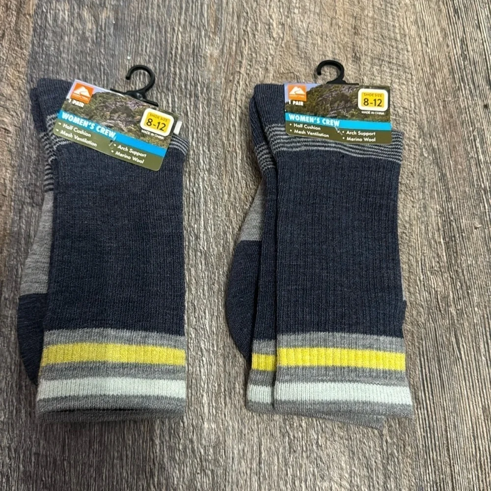 2 pairs women’s socks